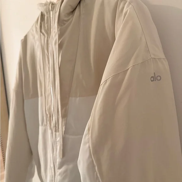 Alo Yoga Duality Sherpa Reversible Jacket in Cream and White - Picture 3 of 9
